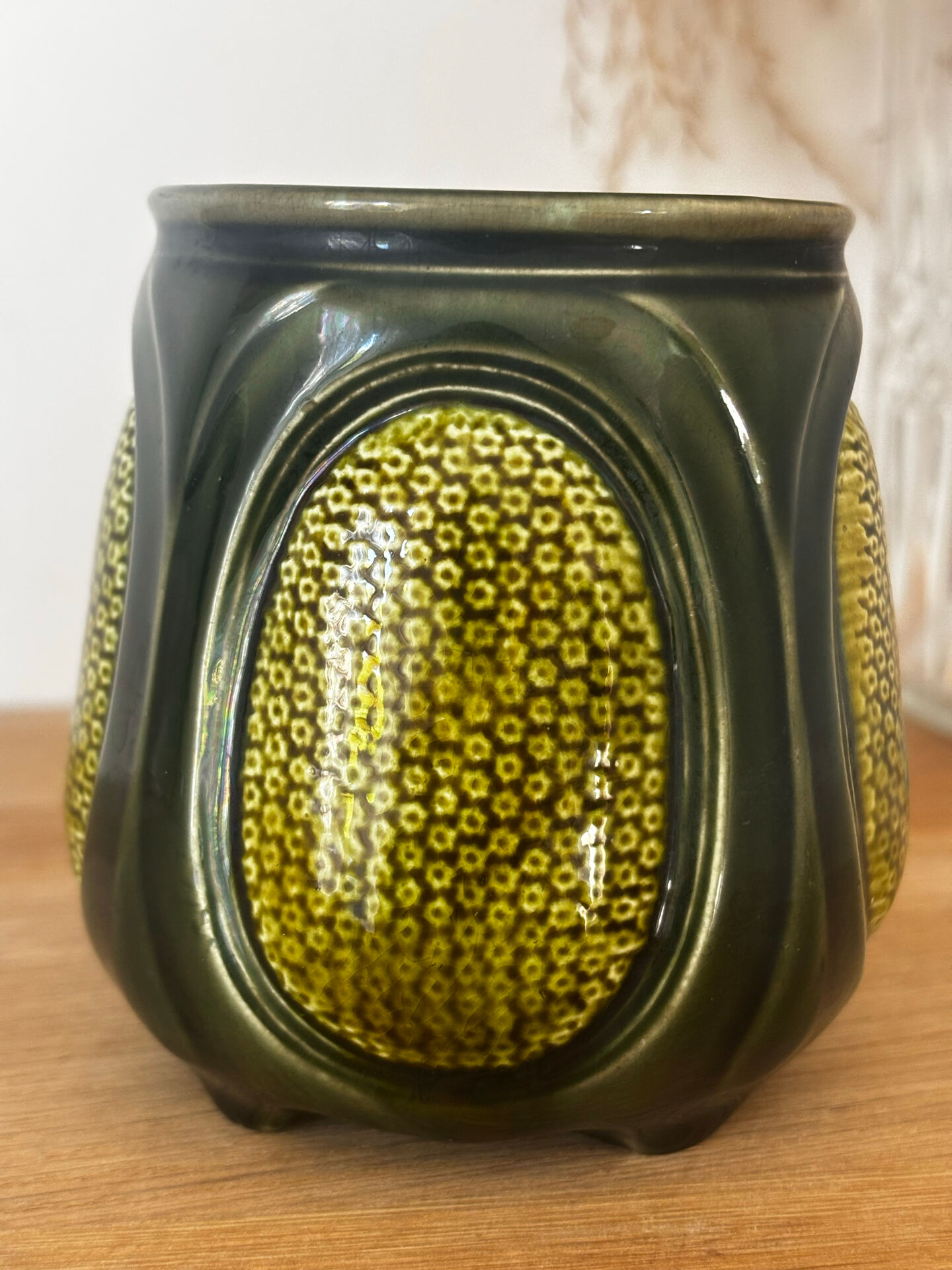 Pot ou cache pot Majolica Sarreguemines barbotine émaillée verte