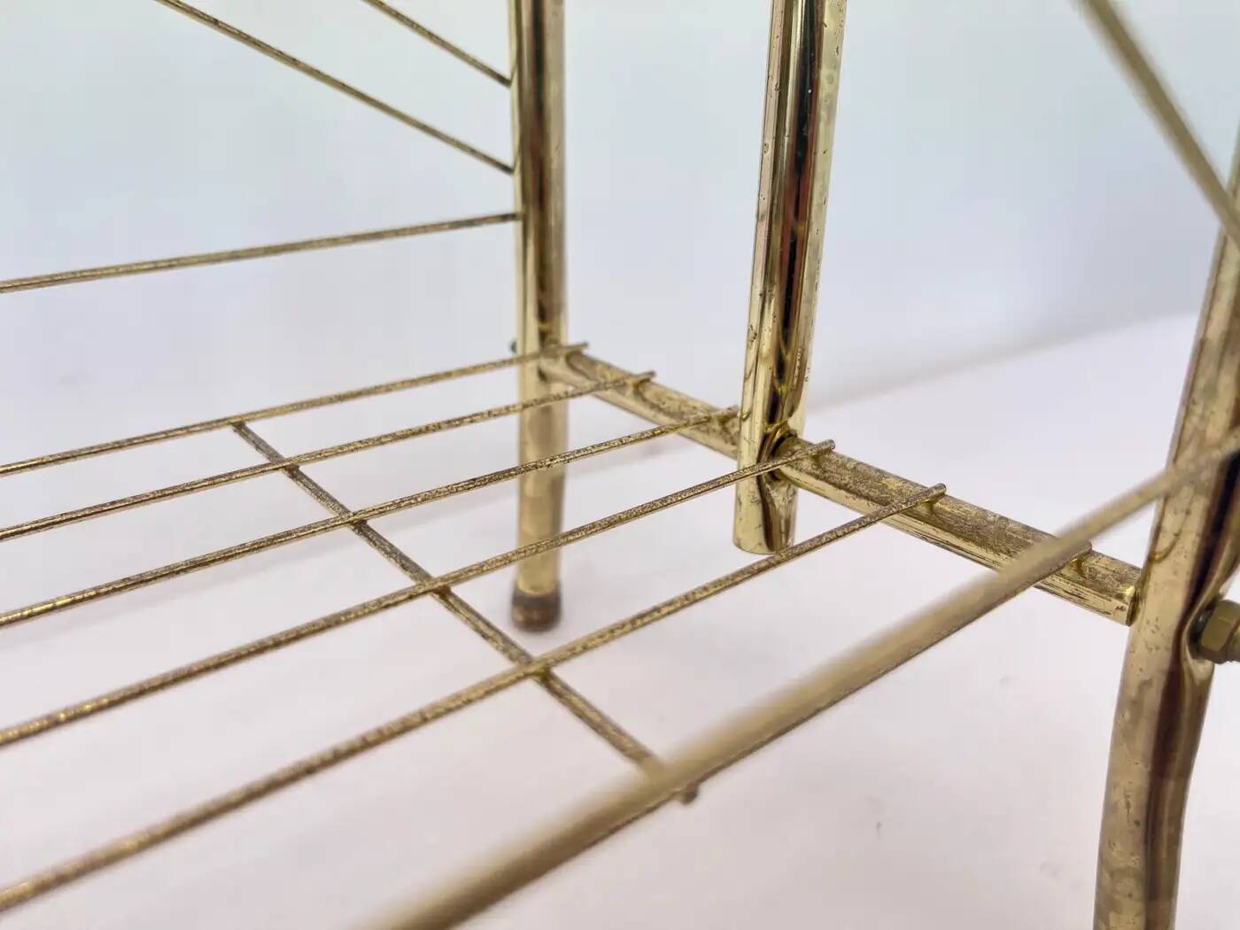 Présentoir à journaux/revues en métal doré des années 1980