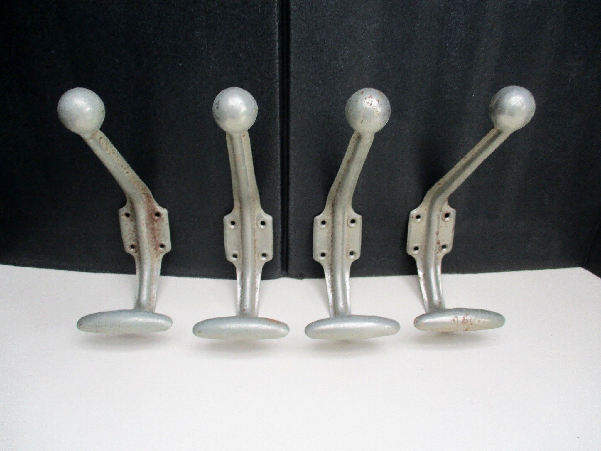 Quatre patères industrielles en fer
