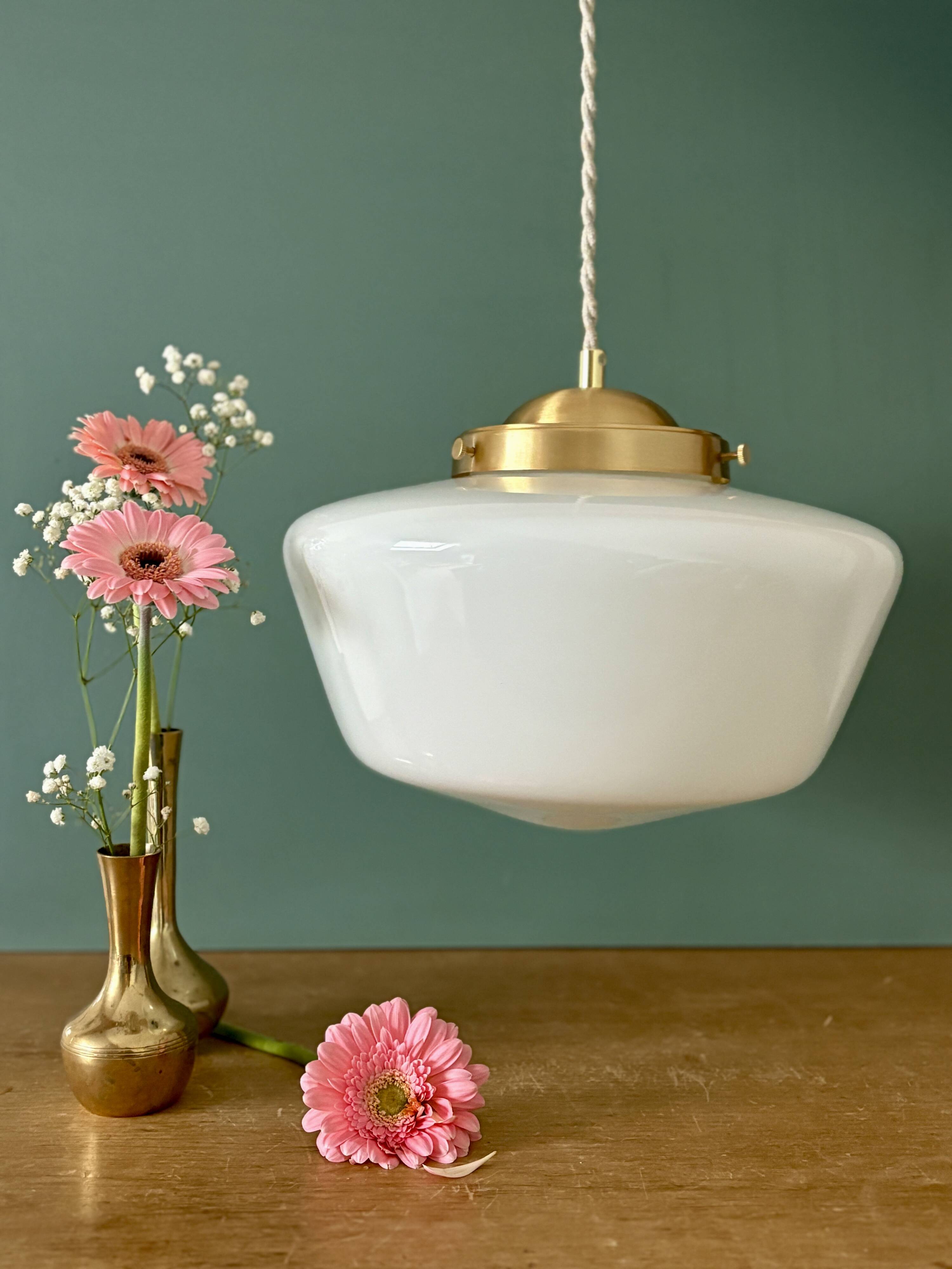 Suspension globe vintage en opaline blanche