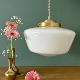 Suspension globe vintage en opaline blanche