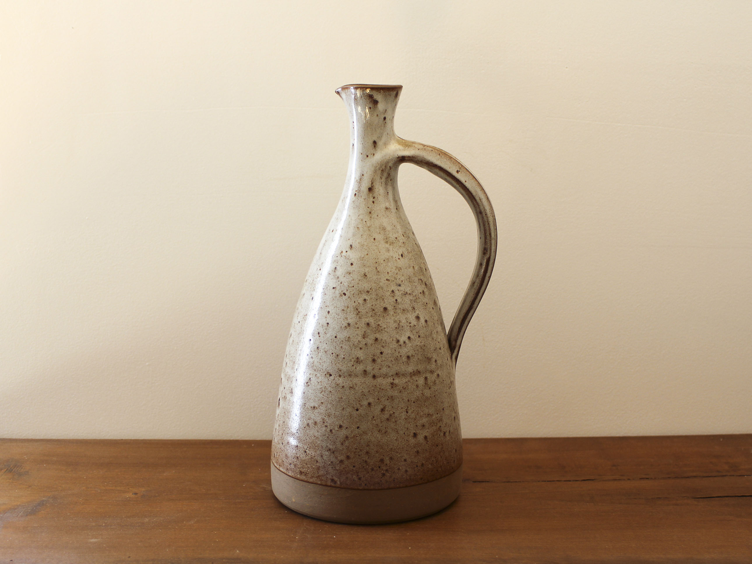 Pitcher in sandstone Roger Jacques