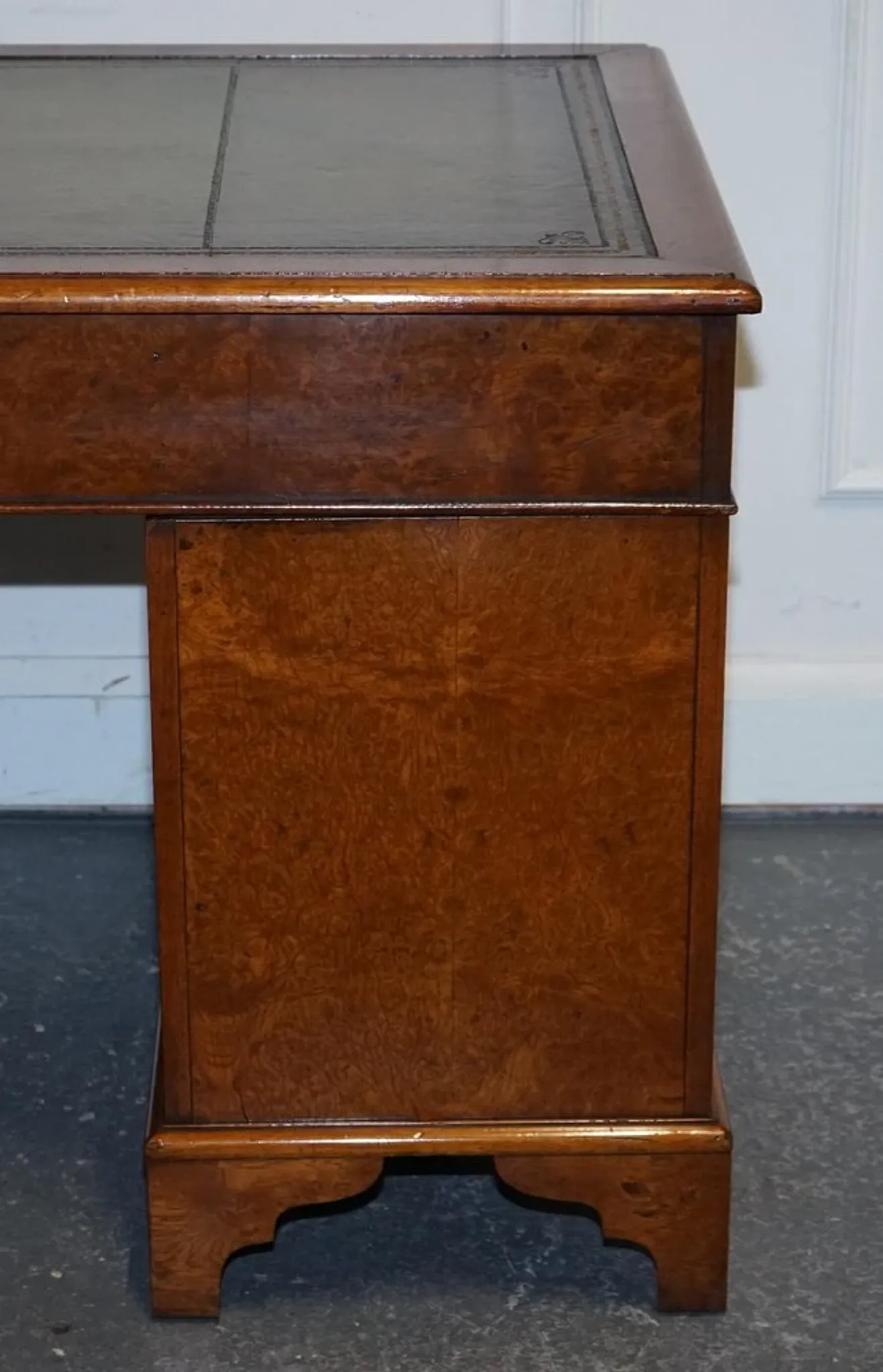 Victorian Pedestal Desk in Walnut and Hand-Dyed Leather