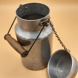 Anciens pots de lait aluminium, anse en bois, lot de 2