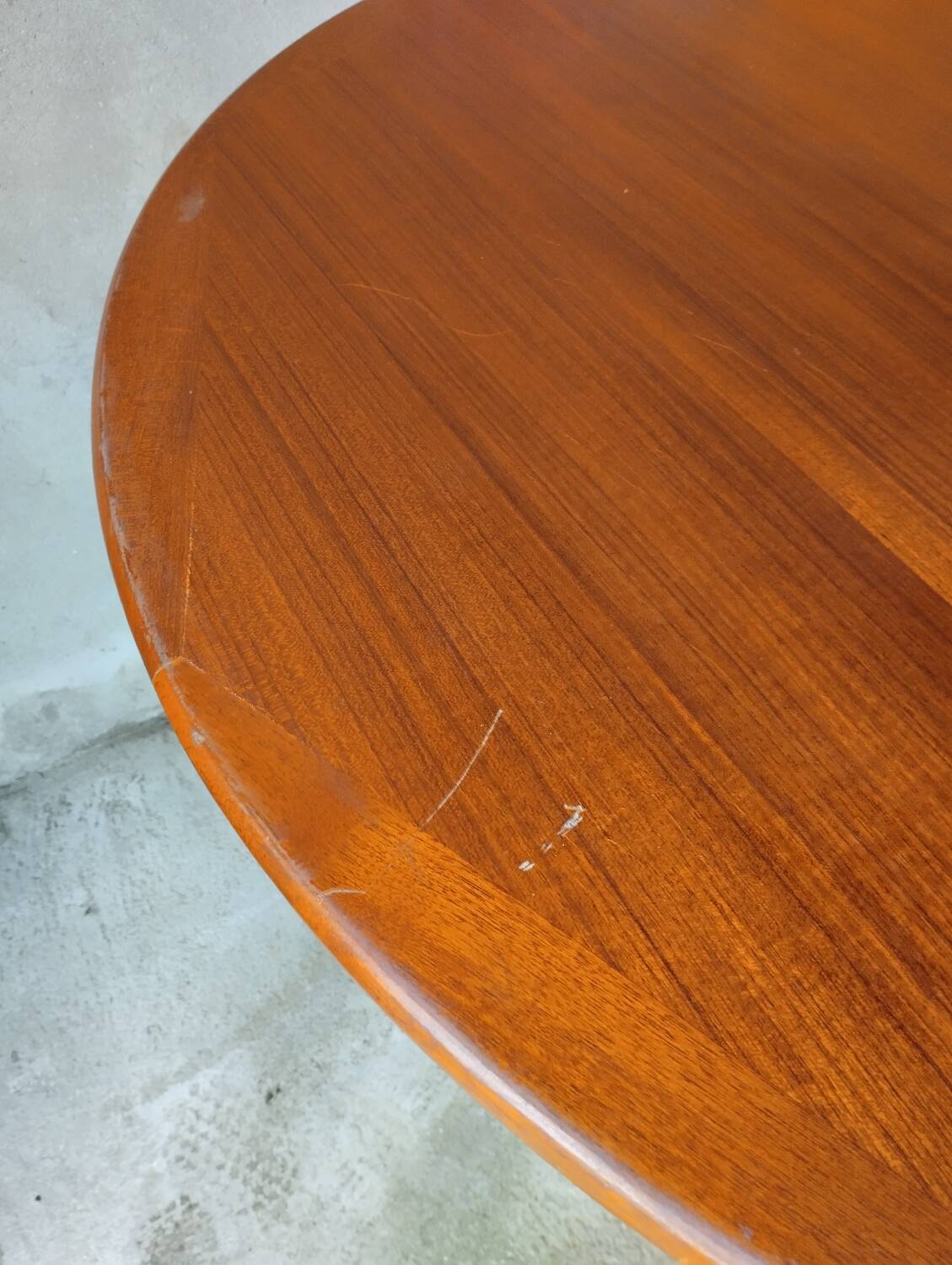 Extendable dining table