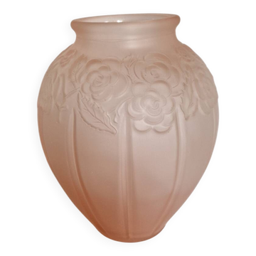 Large pink art deco vase in molded glass with flower decoration