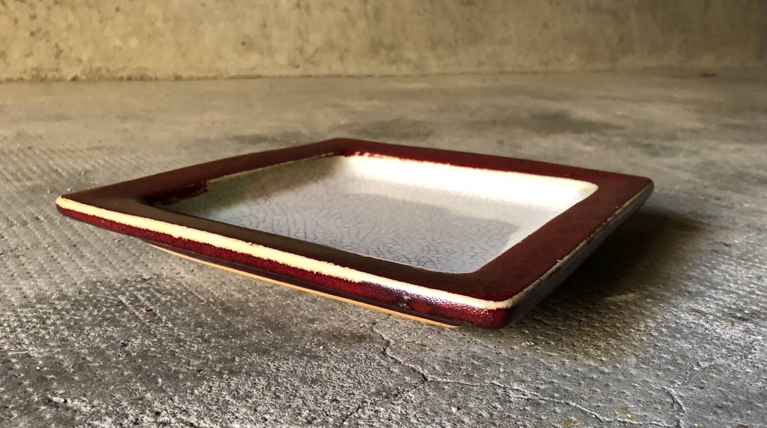 Cracked ceramic bowl or empty pocket