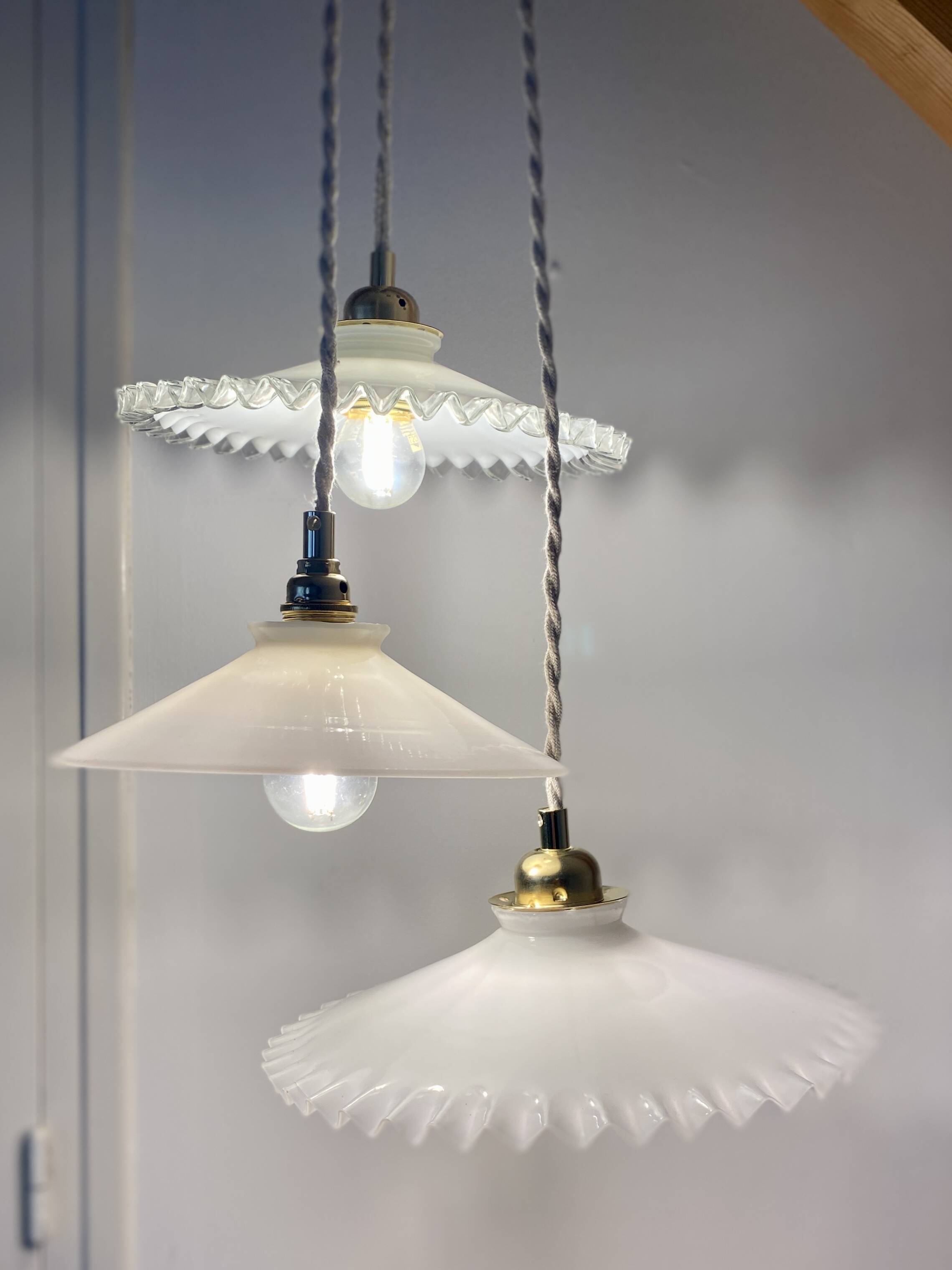 Suspension triple abat-jour vintage en opaline blanche