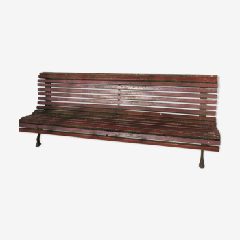 Banc public en lattes de bois et pieds en fonte