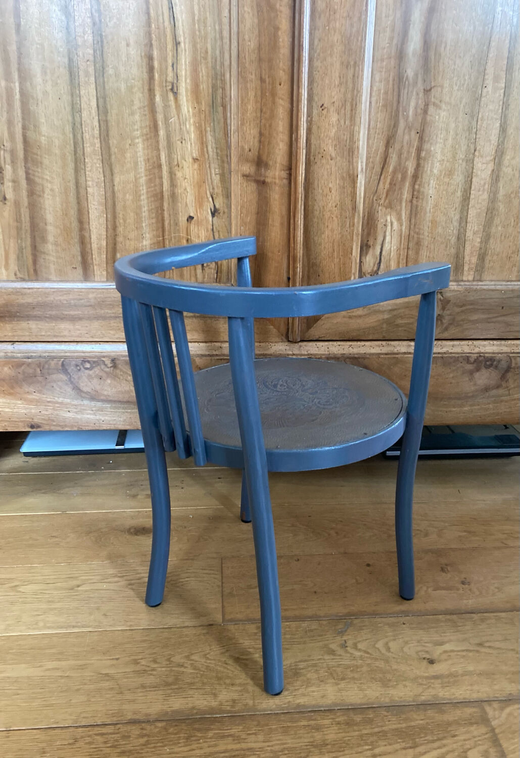 Curved wooden armchair from the late 19th/early 20th century.