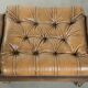 Ottoman chesterfield anglais en cuir élégant, fini avec des clous décoratifs.