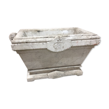 Jardinière XVlllème siècle en marbre mouluré, sculpté