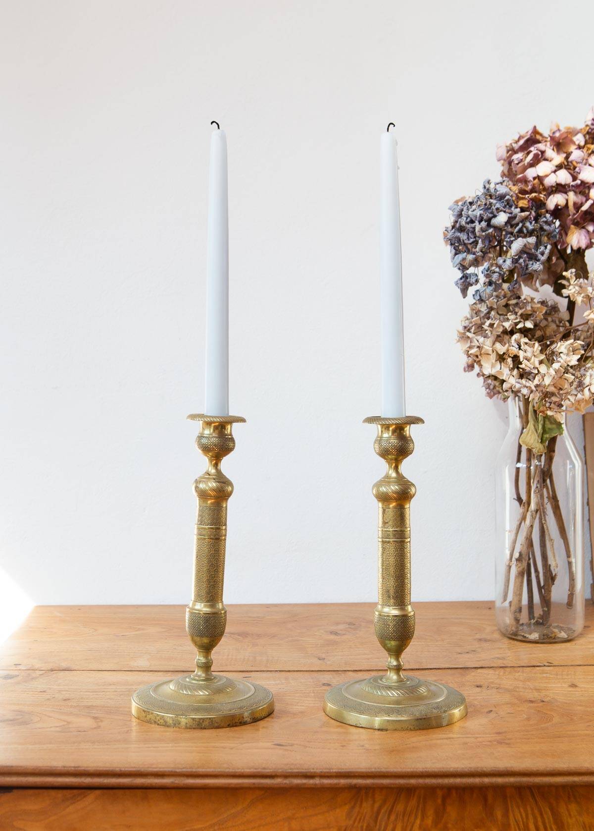 Paire bougeoirs Restauration bronze ciselé