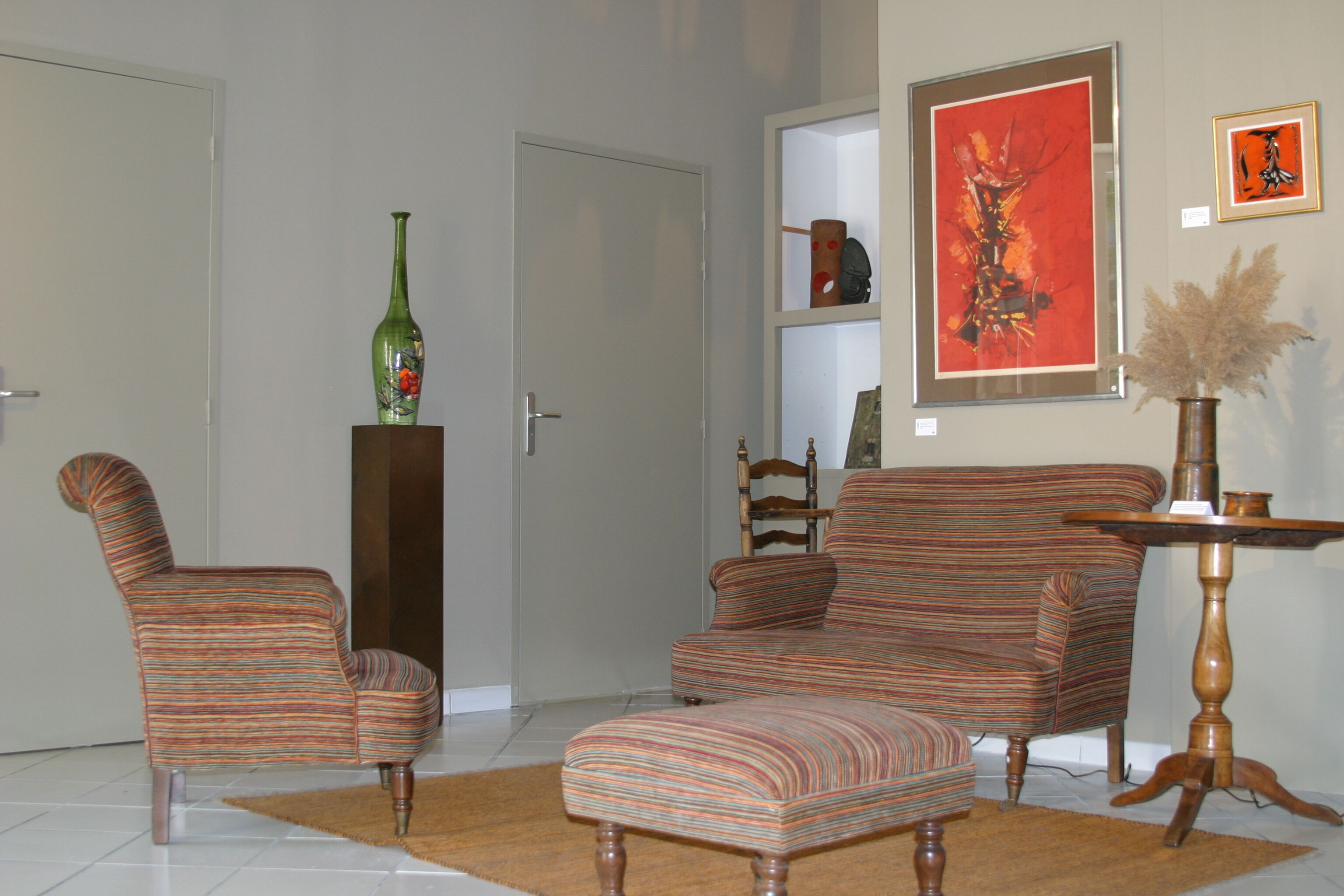 Swivel side table in fruit wood