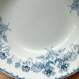 Assiette ancienne creuse, terre de fer modèle Hélène motif floral, début XXeme siecle