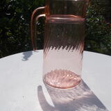 Pichet en verre rose
