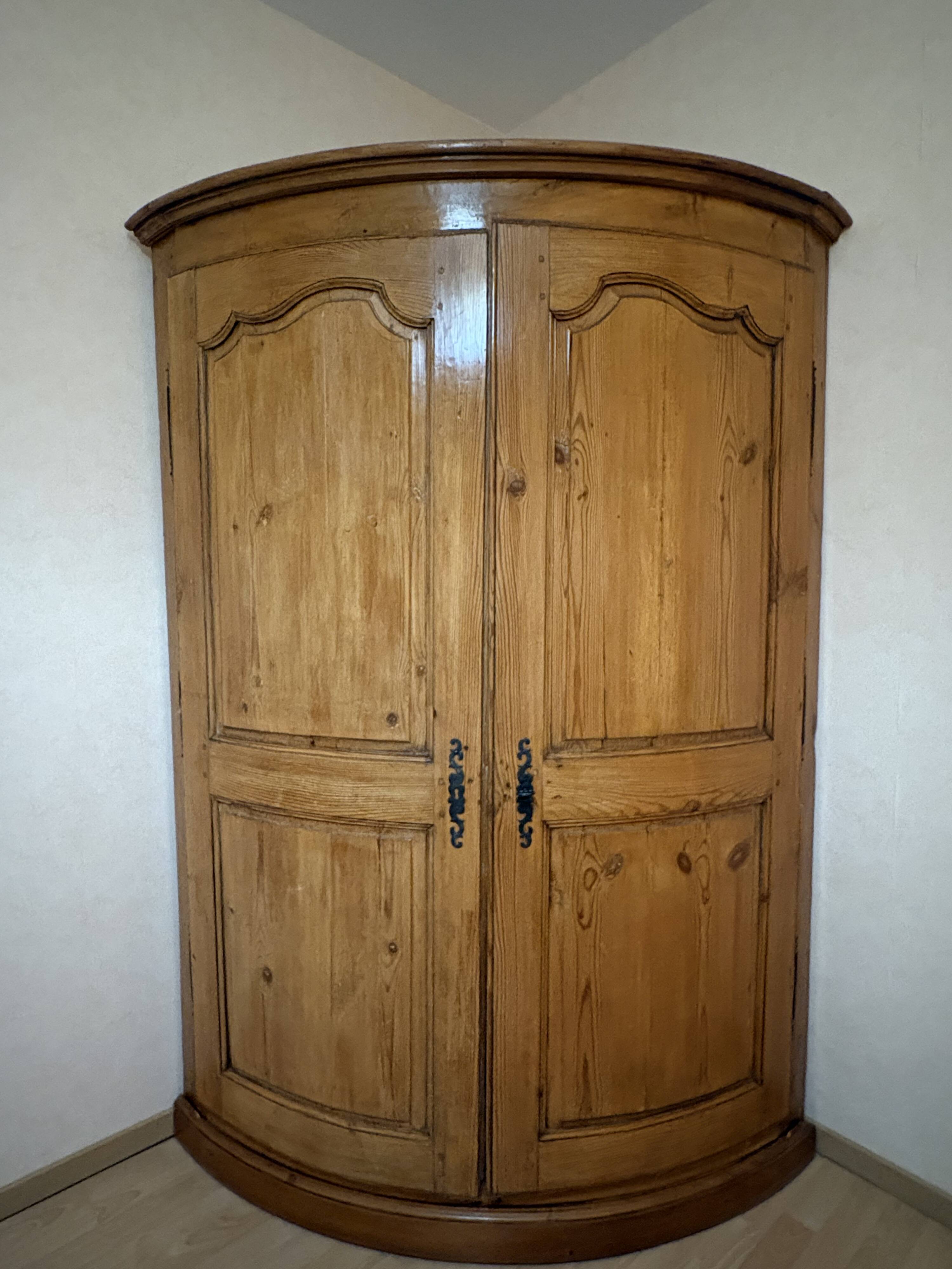 Meuble d'angle, encoignure en Mélèze, 18ème s.