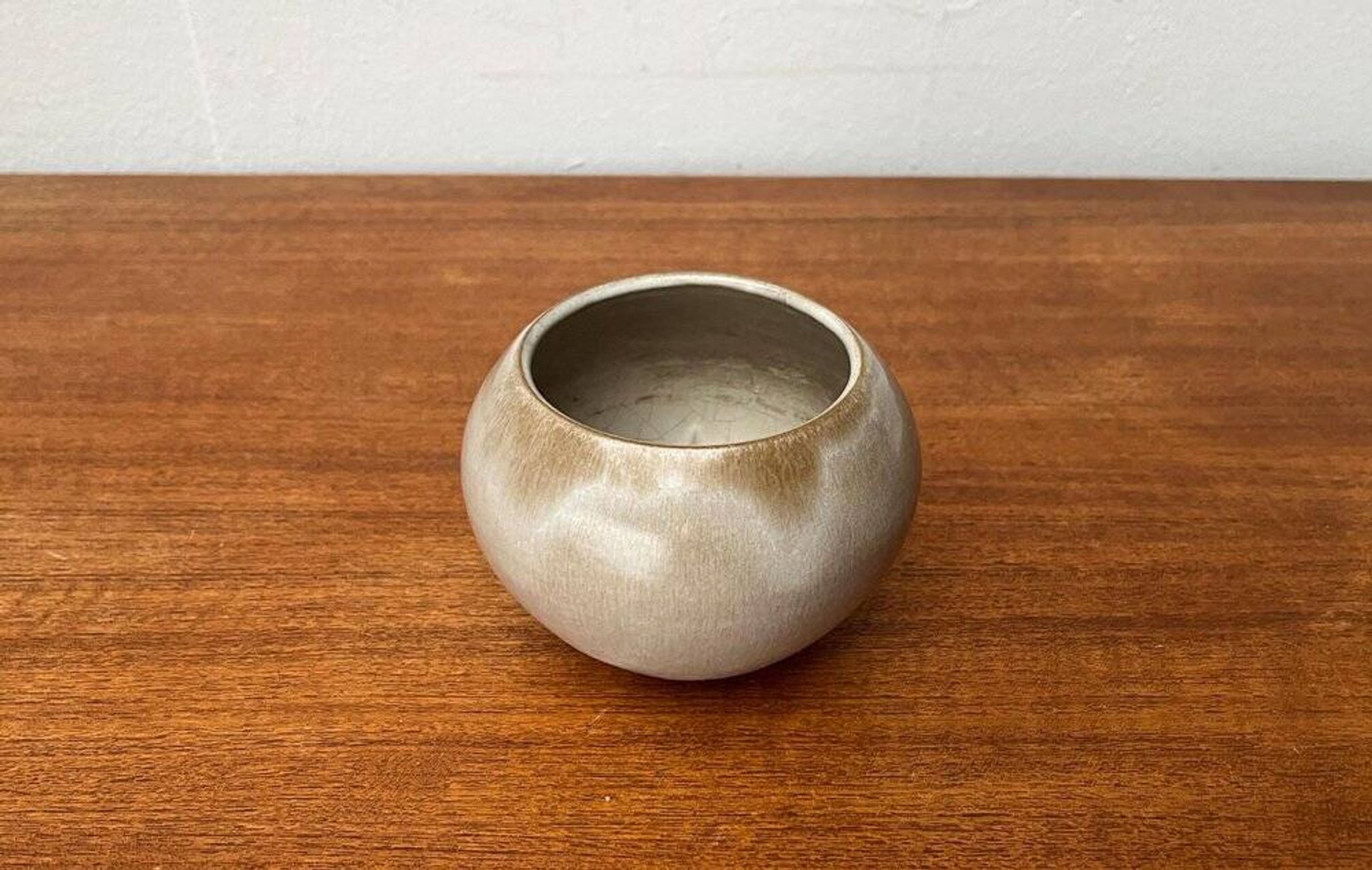 Mid-century German minimalist studio pottery vase by Hildegard and Peter Delius for Hamelner Kunsttöpferei, 1960s.