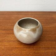 Mid-century German minimalist studio pottery vase by Hildegard and Peter Delius for Hamelner Kunsttöpferei, 1960s.