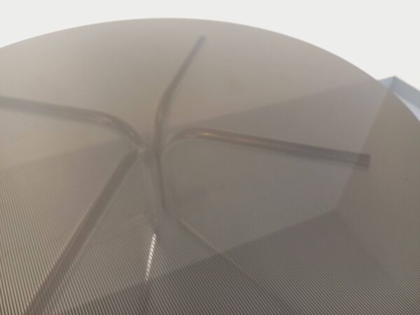 Table ronde vintage en plexiglas aspect verre fumé et métal chromé
