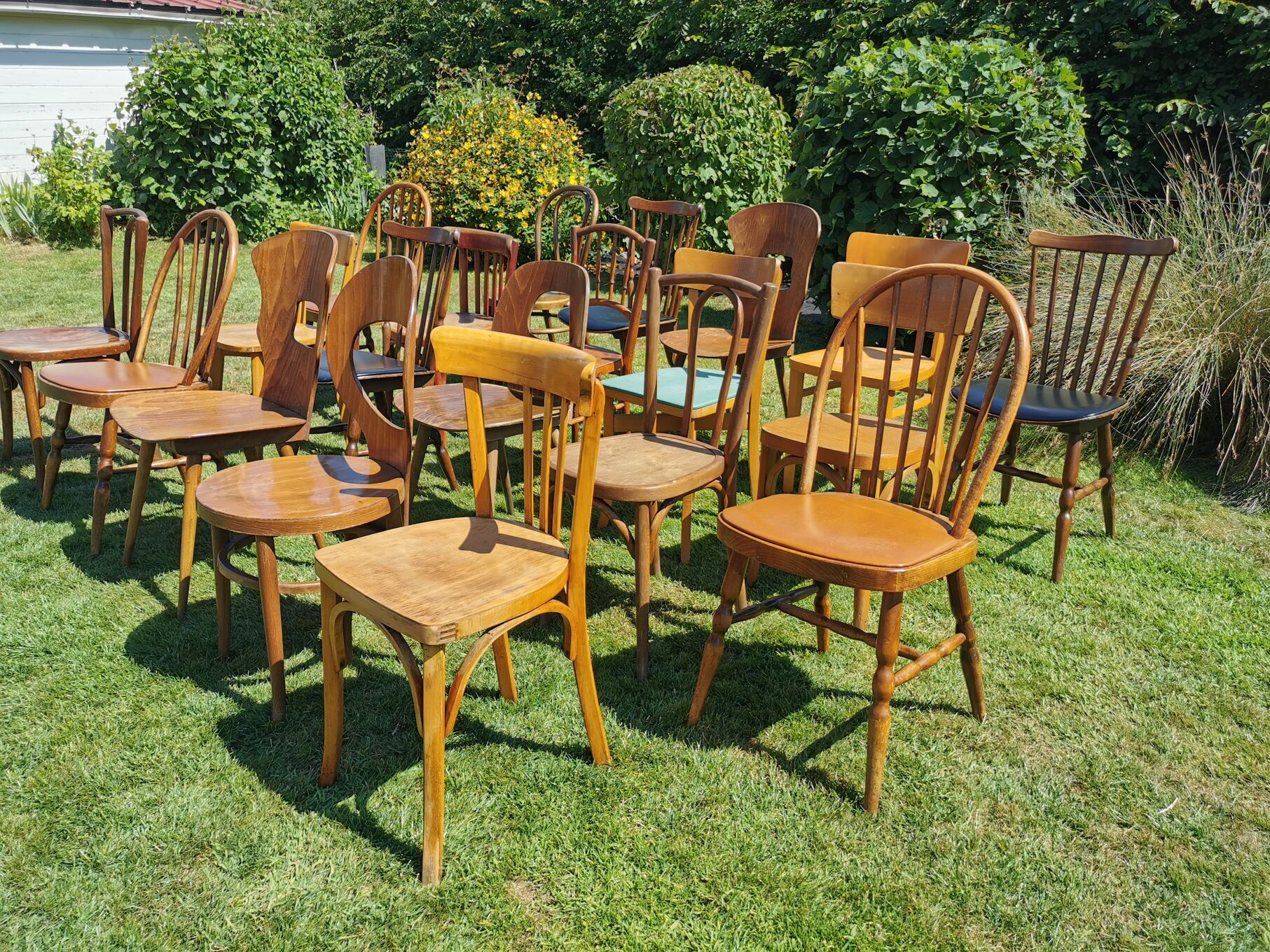 Lot de 20 chaises bistrot dépareillées