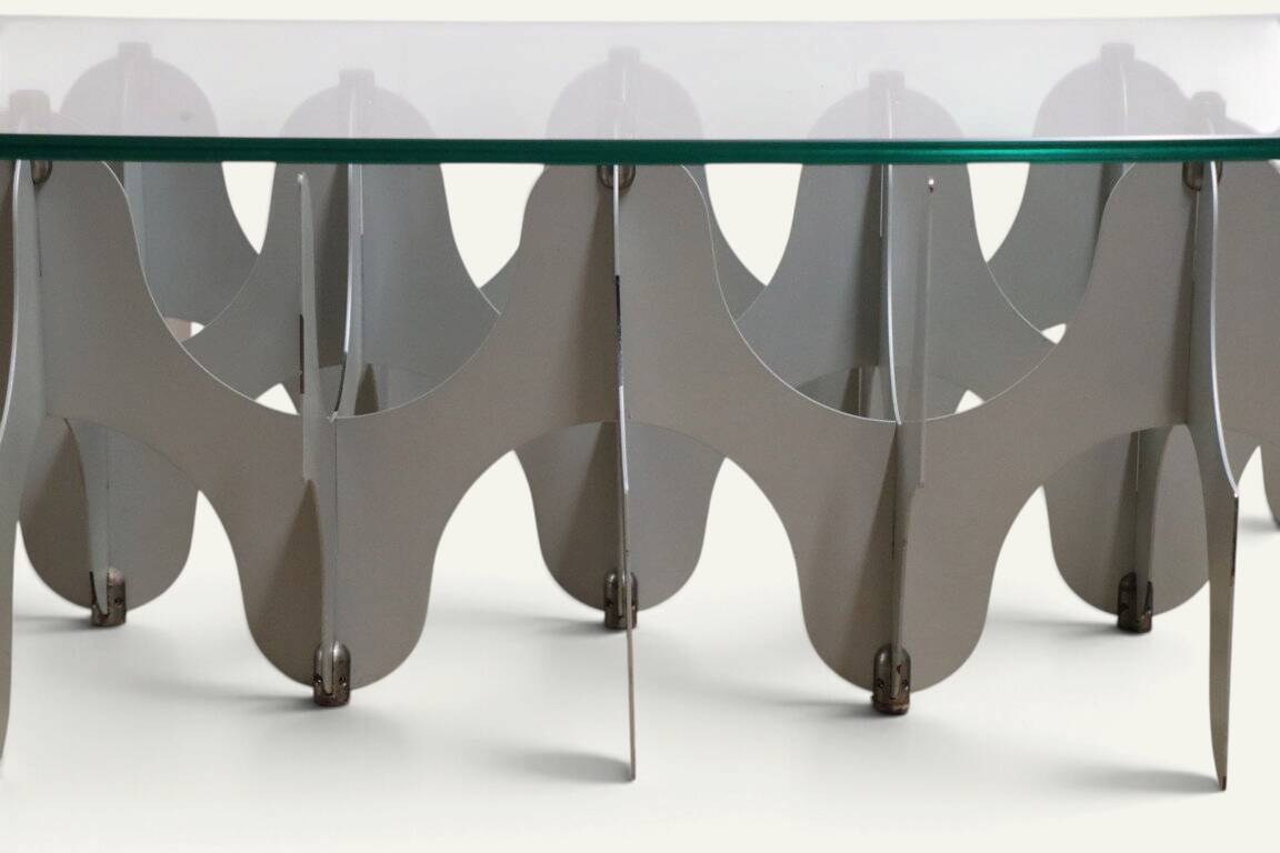 Minimalist sculptural coffee table in metal and glass – 1970