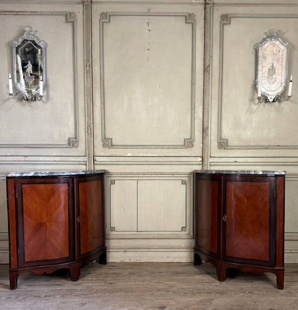 Paire de consoles en placage d’acajou et bois de rose, marbre bleu turquin