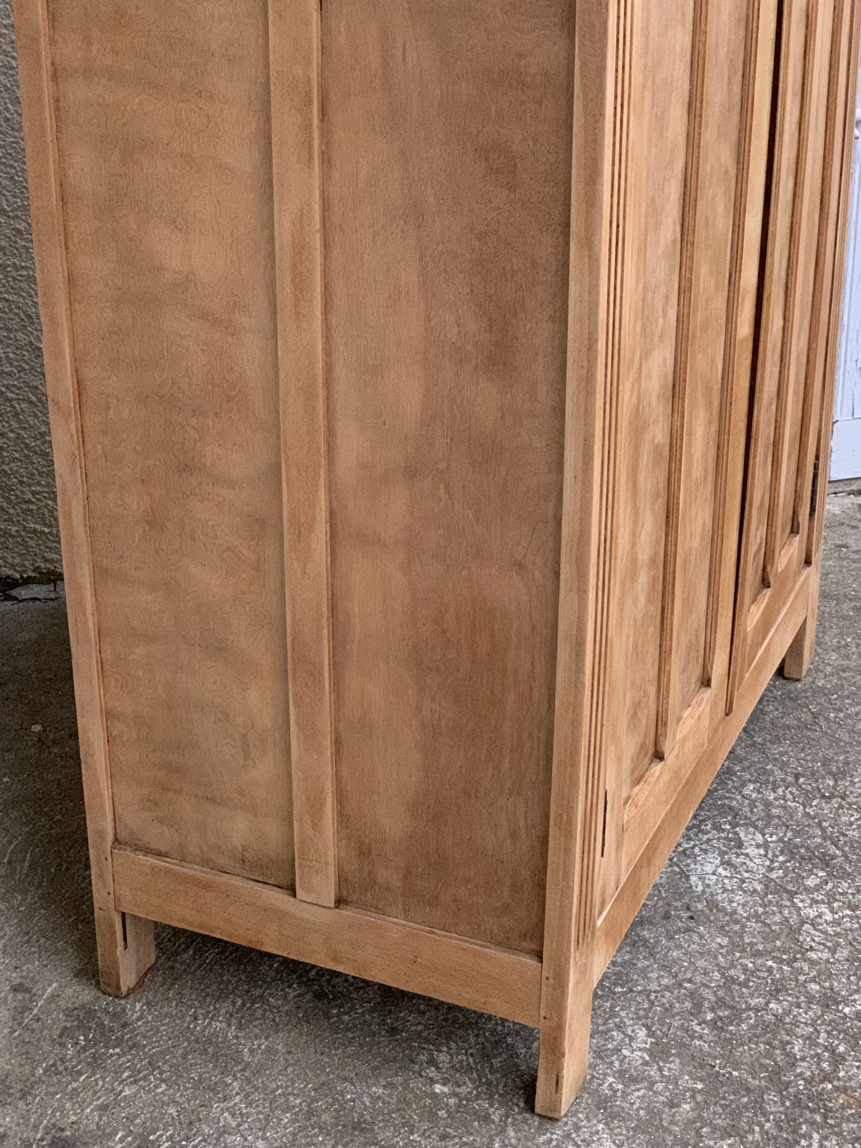 Armoire parisienne panneautée en bois brut, 1930
