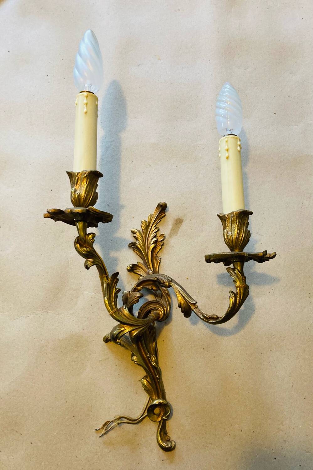 Paire d'appliques Louis XV en bronze décor de feuilles d’acanthes