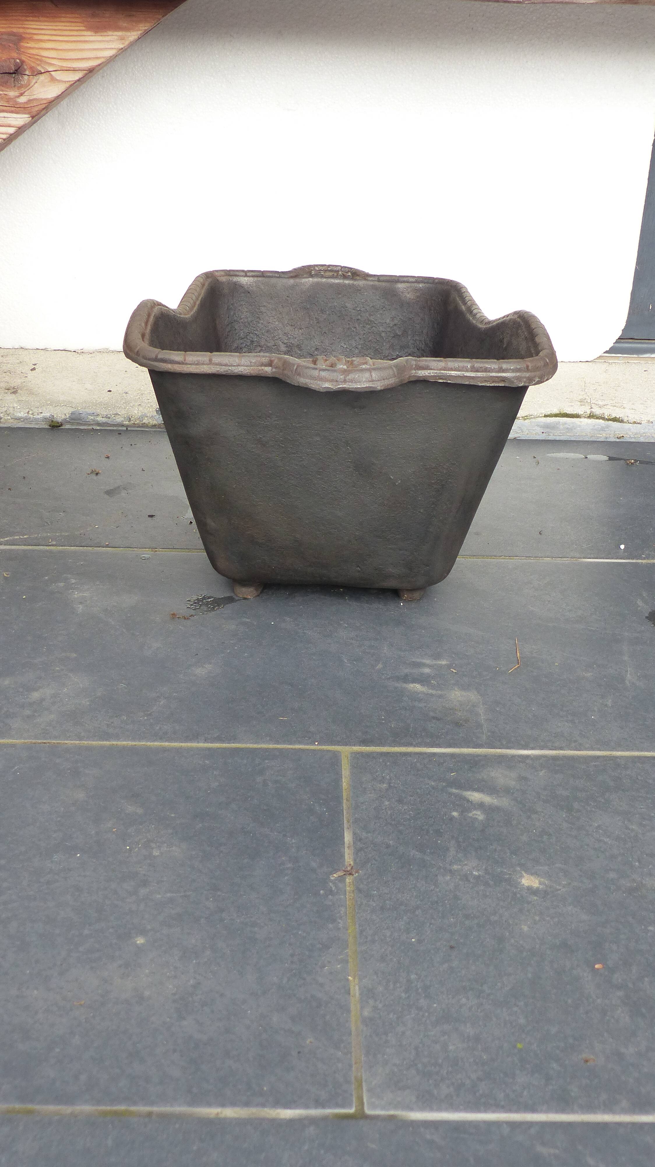 Cast iron planter