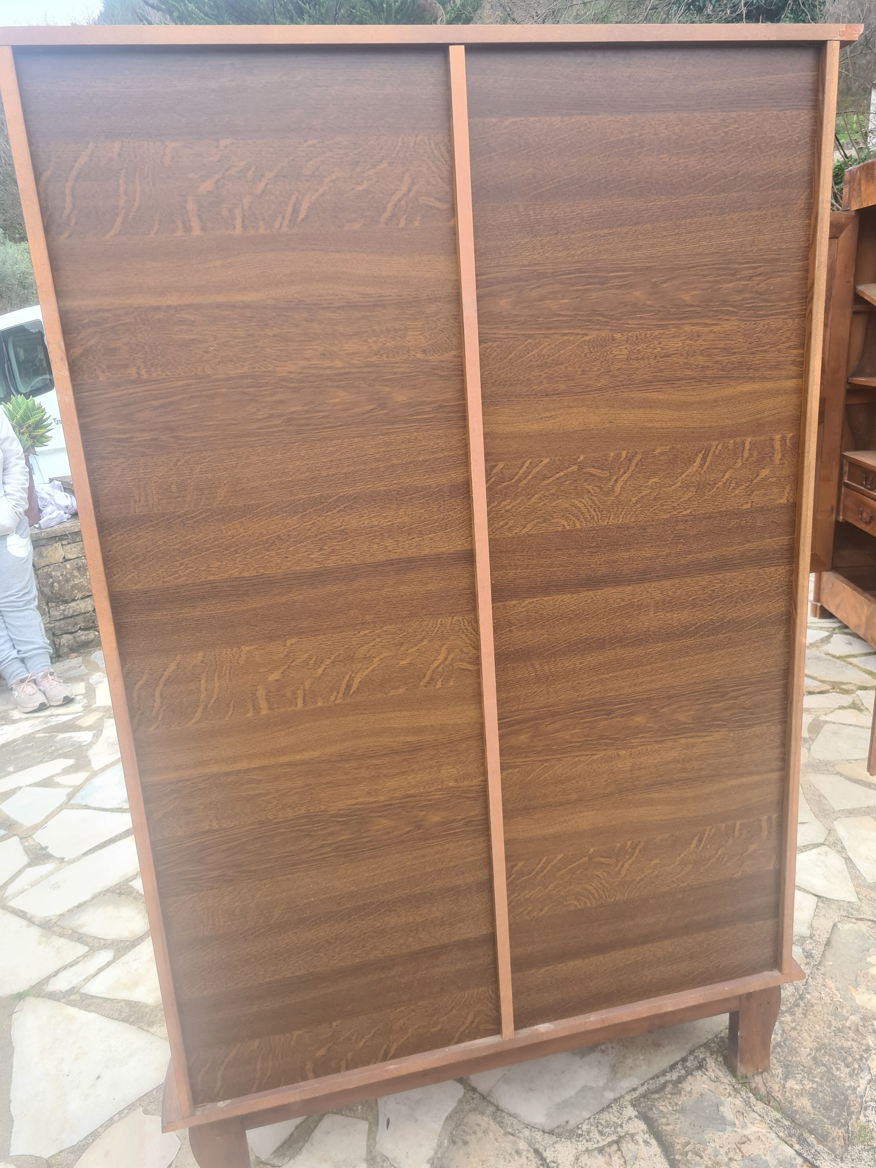 Armoire avec portes vitrées