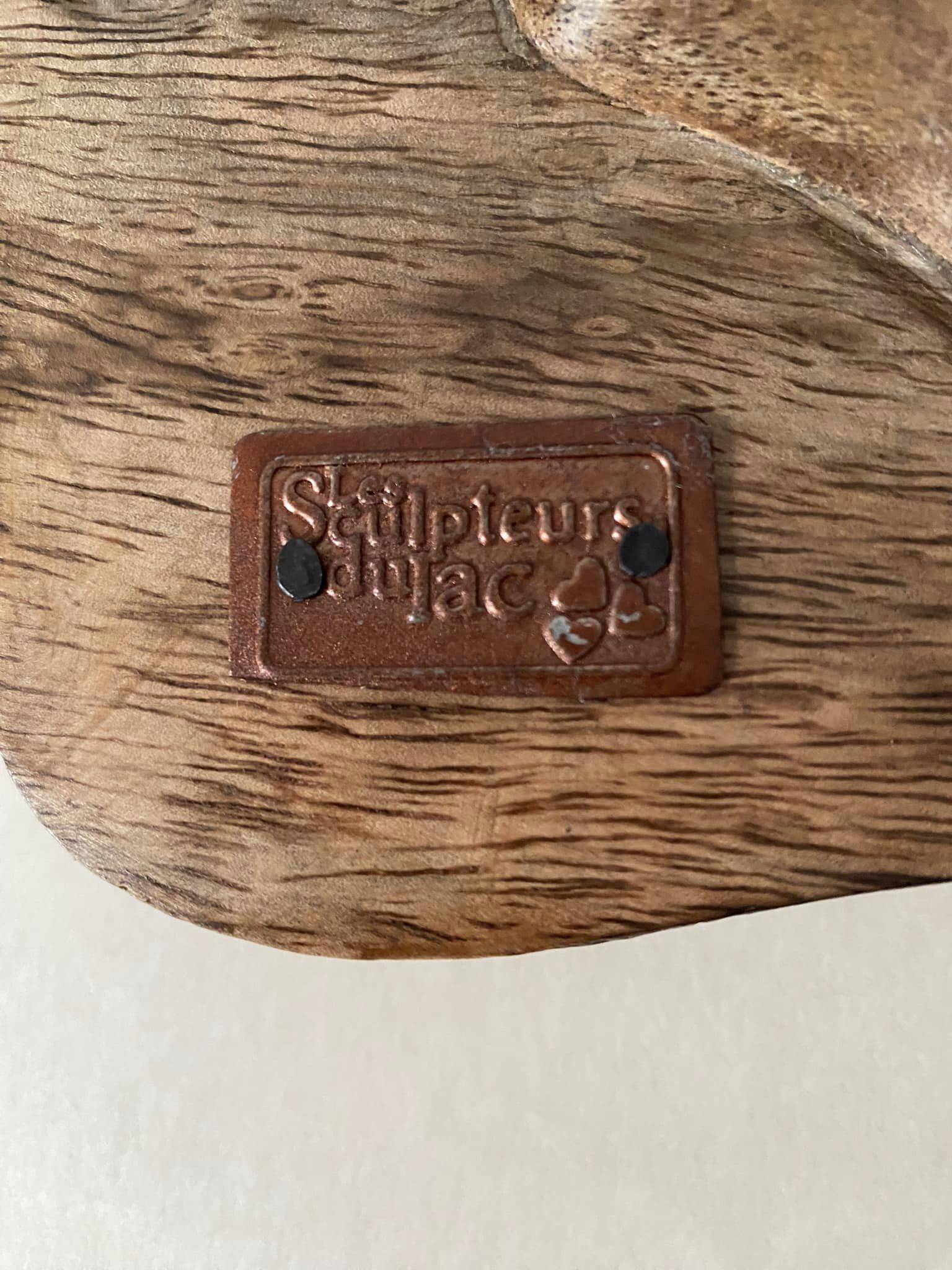 Small tray or pocket emptier in mango wood with carved flowers (edelweiss).