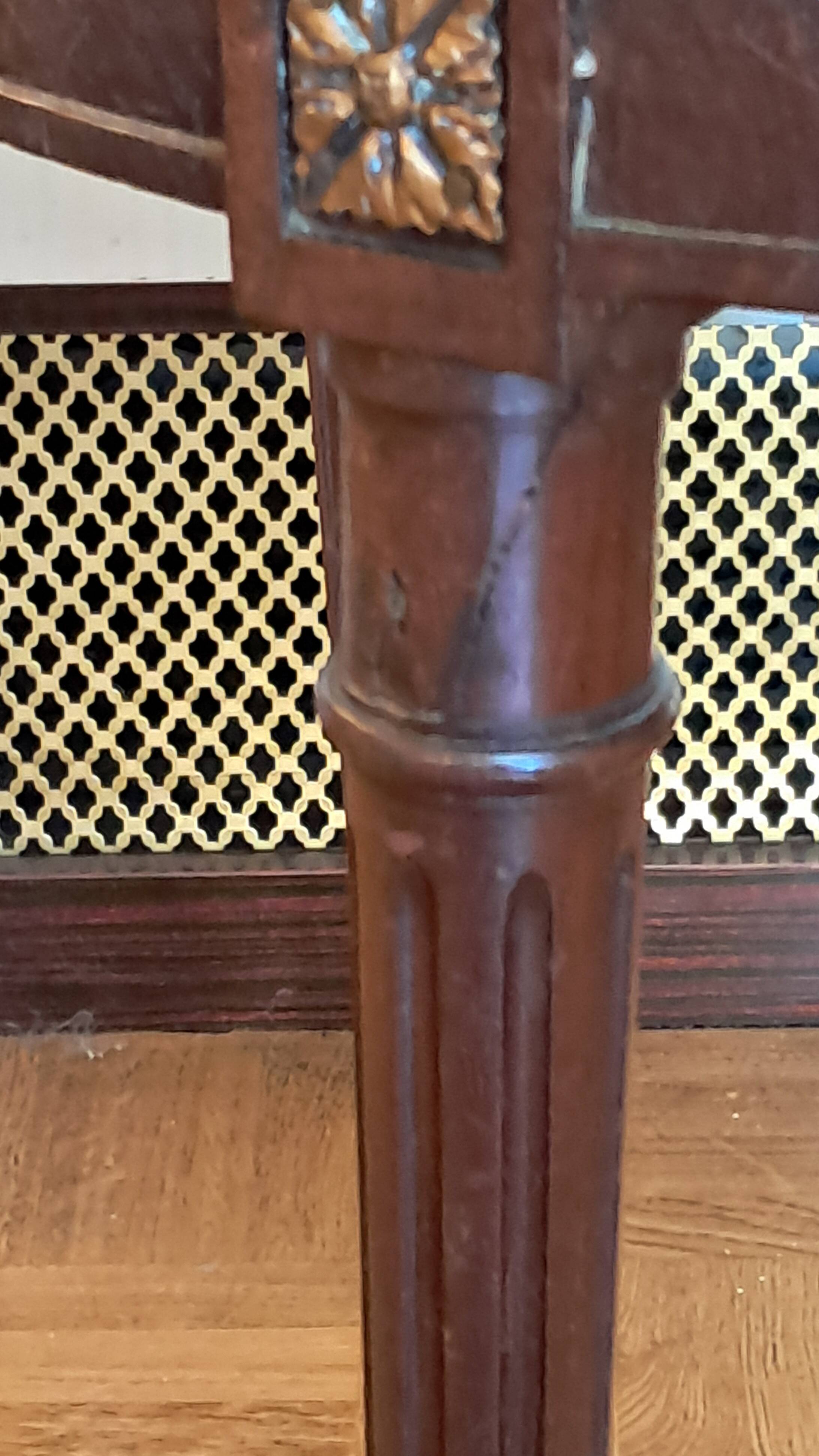 Paire de chaises 1900 en acajou et loupe de noyer marqueté.