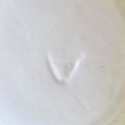 Vase en céramique rouge et blanc avec marque en relief vintage