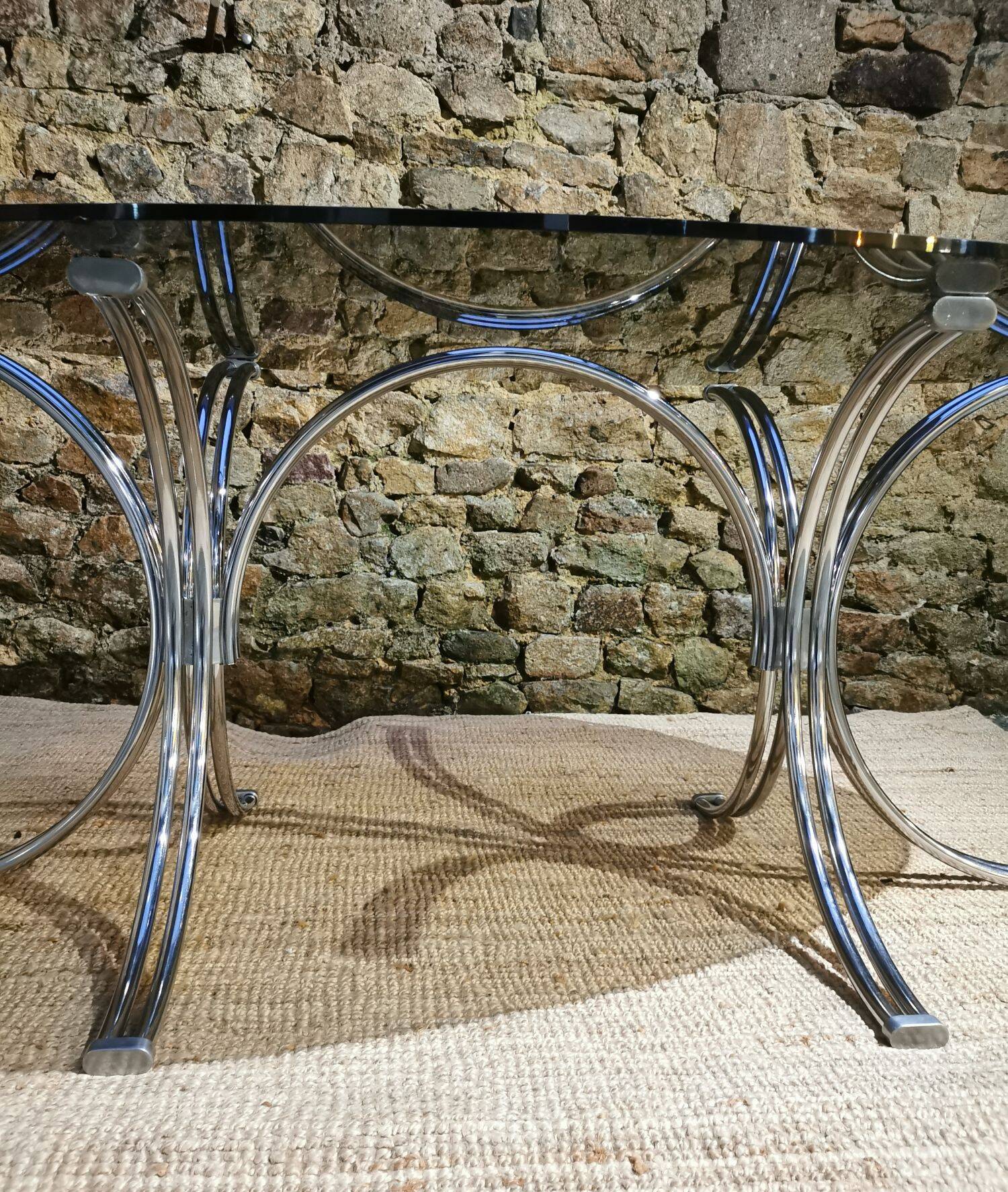 La table à manger Roche Bobois 70’s, en métal et verre fumé
