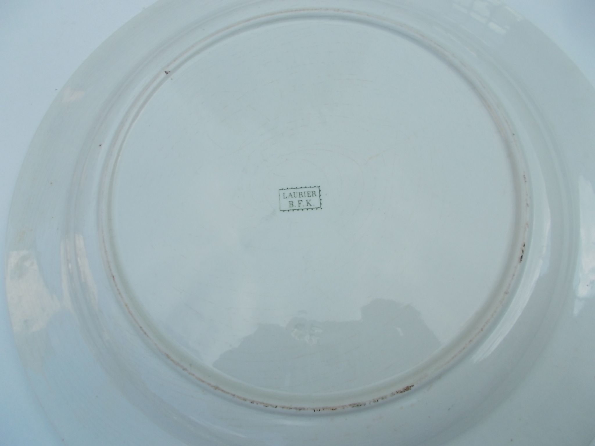 Plat diam 32,5  faience b.f.k  modèle laurier