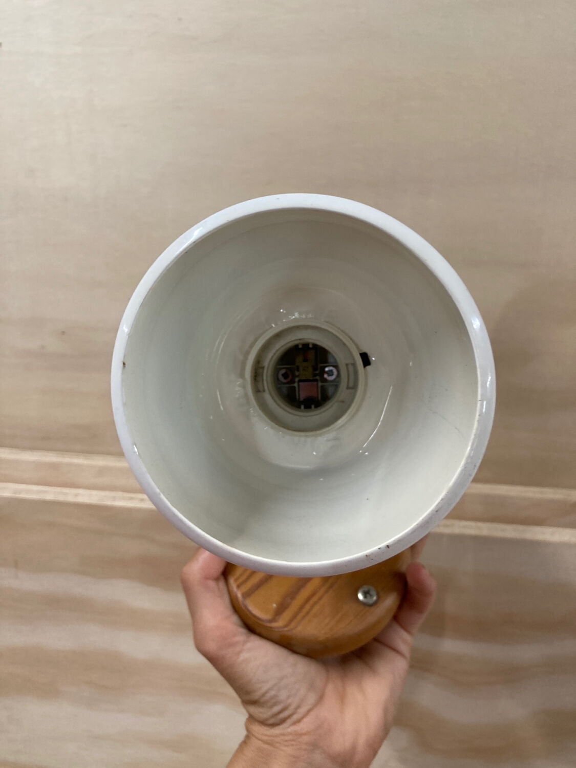 Pair of wall lights in pine and white metal 1980