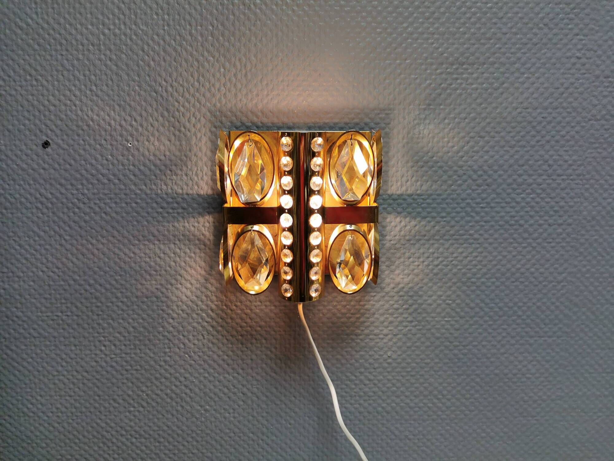 Swedish wall lamp in gold-colored metal with glass prisms. Estimated 1970-80s.