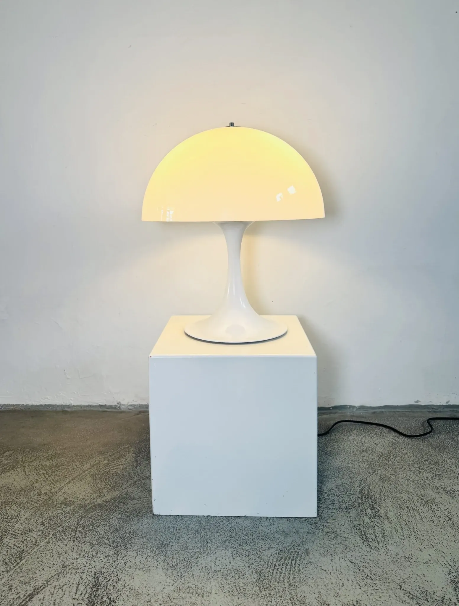 Lampe de table D-2128 par Raak Amsterdam, Pays-Bas, années 1970.
