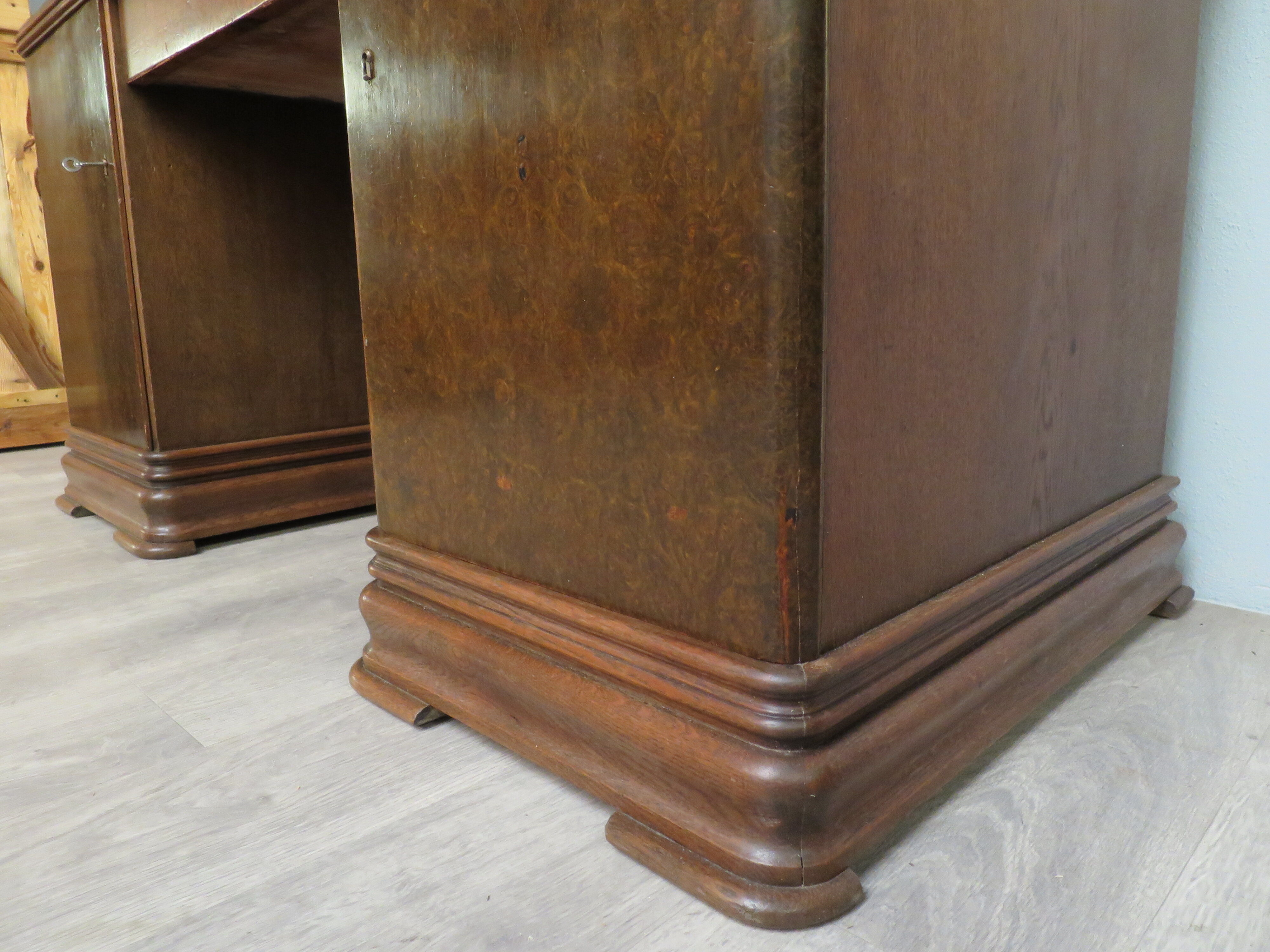 Bureau de milieu en chêne et loupe