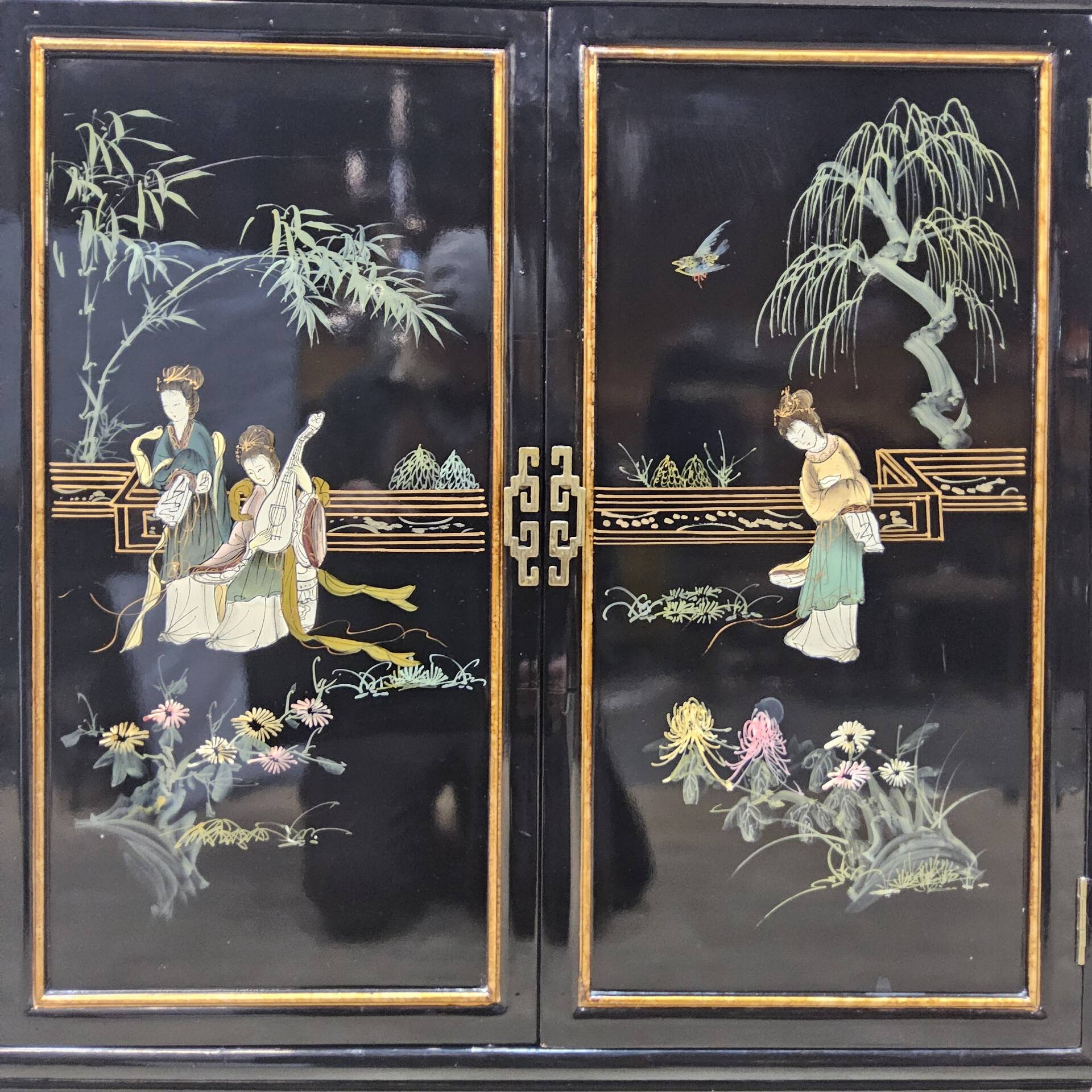 Vintage Chinese side table / cabinet / lacquered cabinet / bohemian
