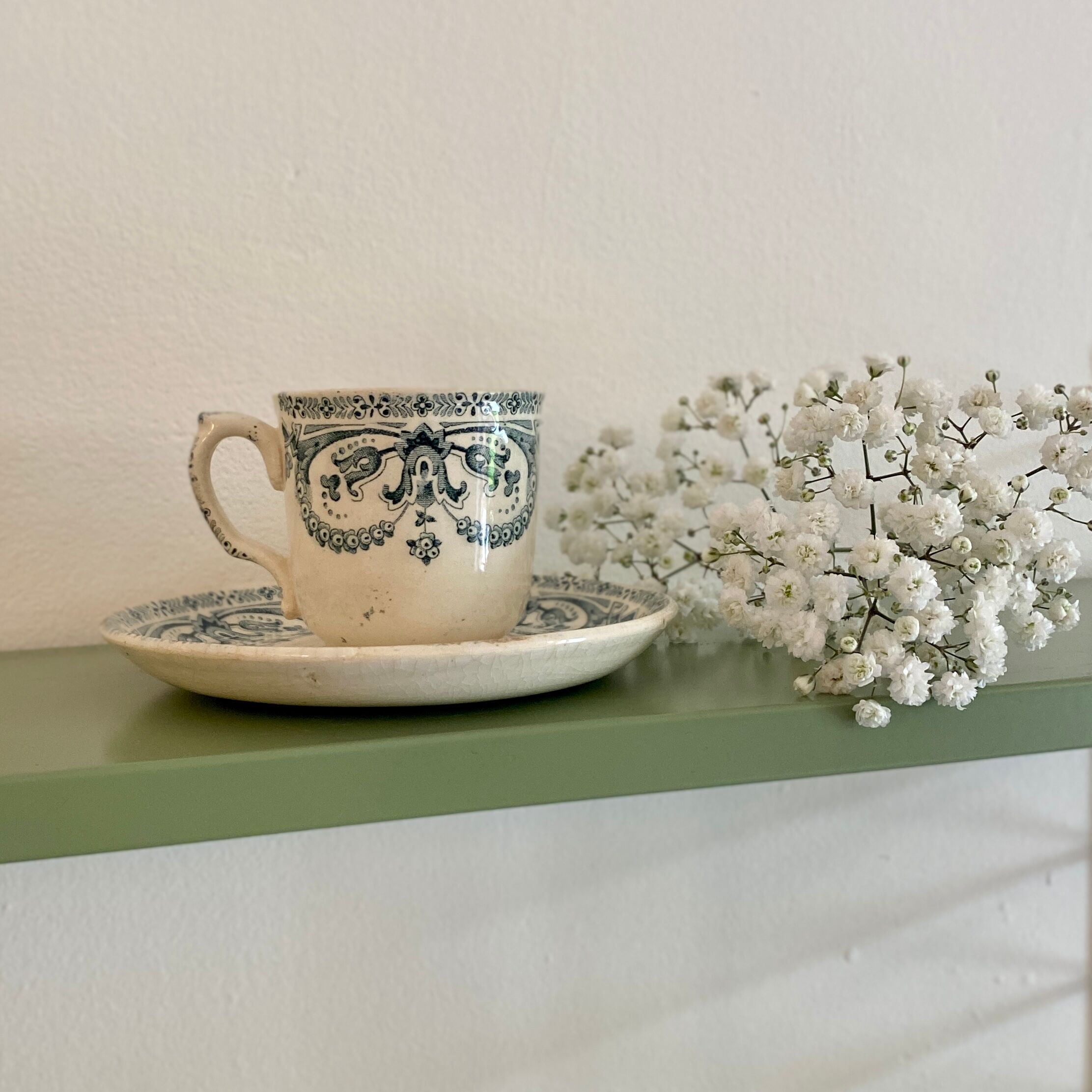 Tasse ancienne en terre de fer modèle guirlande de au planteur de caïffa