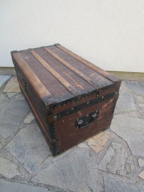 Trunk/old wooden chest