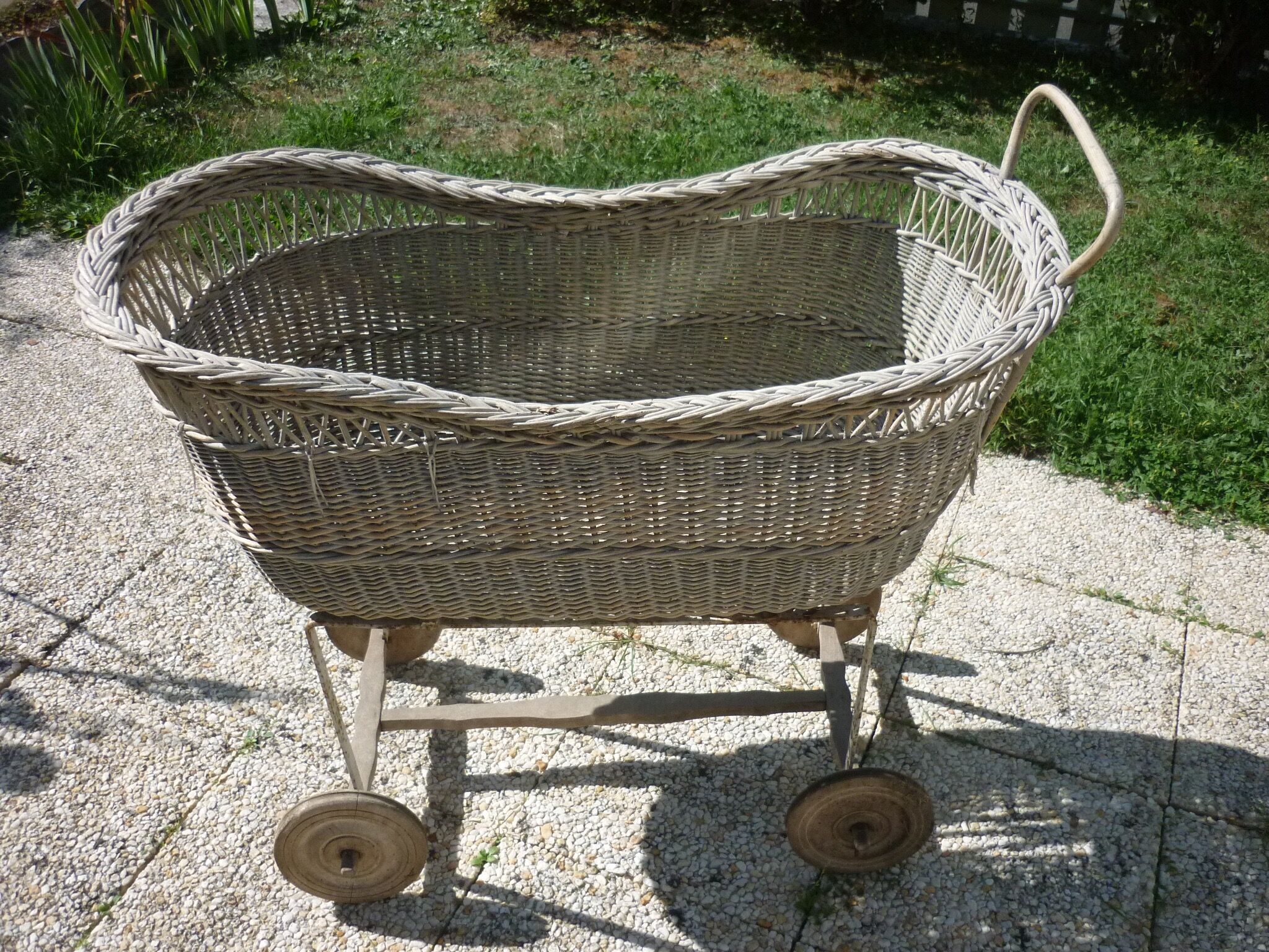 berceau osier ancien