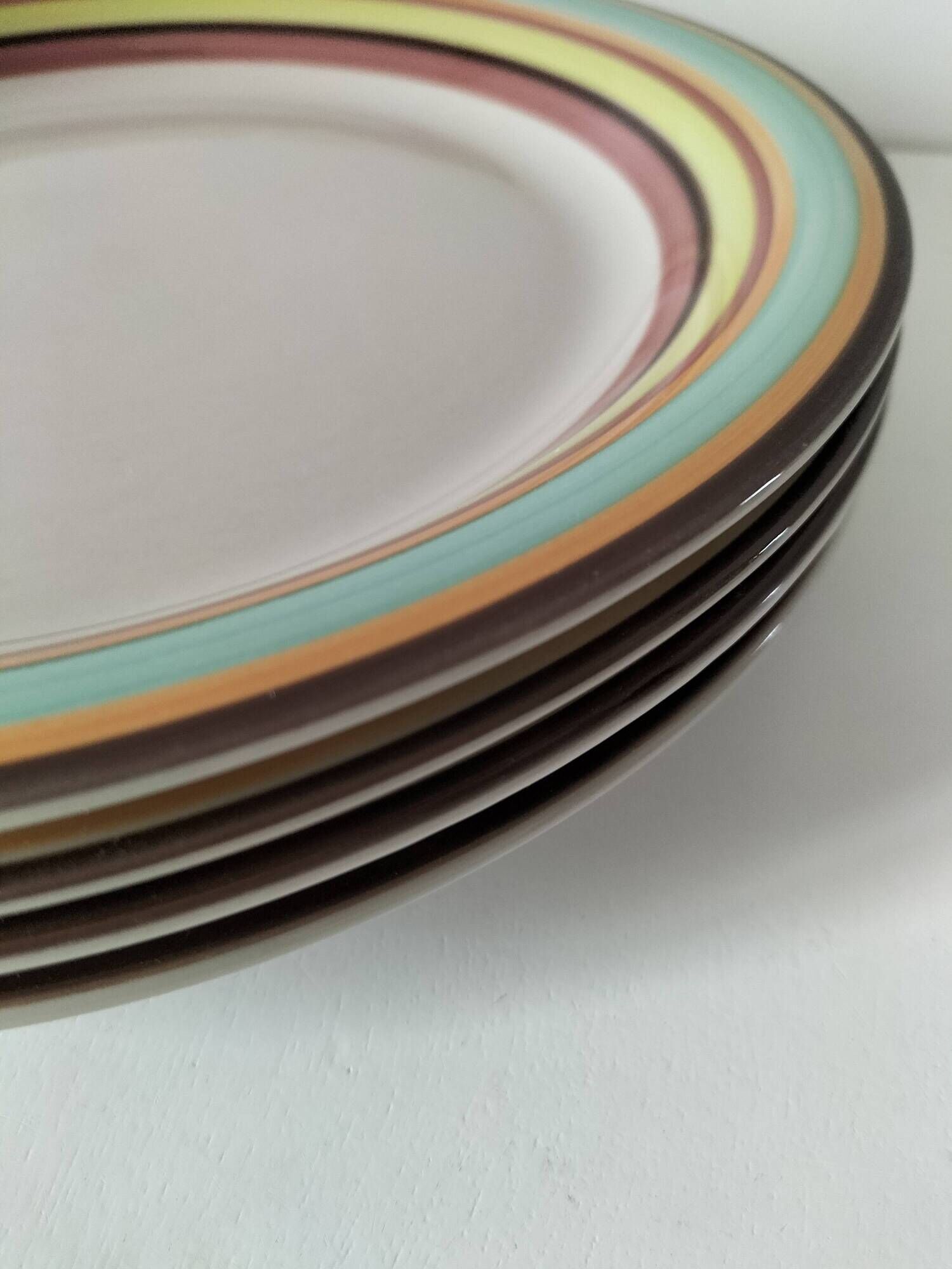 4 large graphic plates with multicoloured stripes – 26 cm