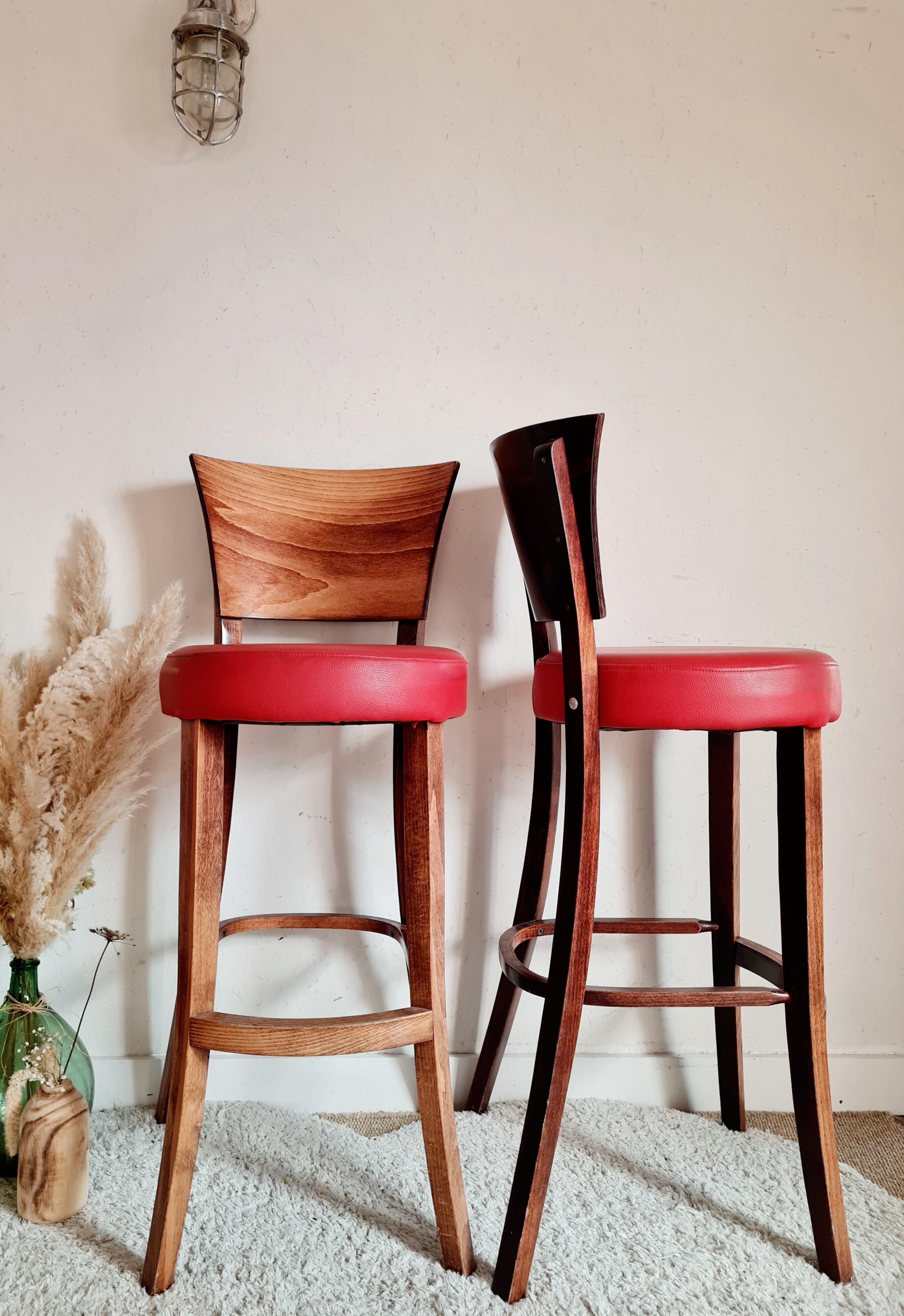 Lot of 5 wooden bar top stools and leather seating