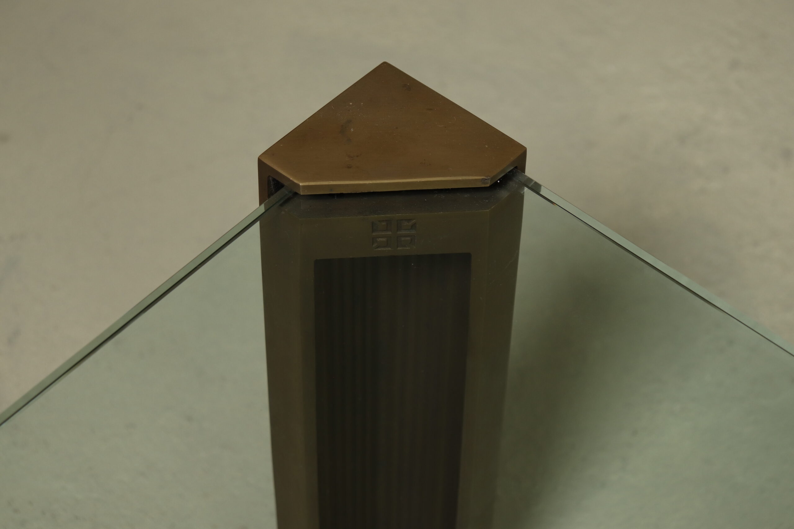 Grande table basse monumentale modèle T14 par Peter Ghyczy années 1970