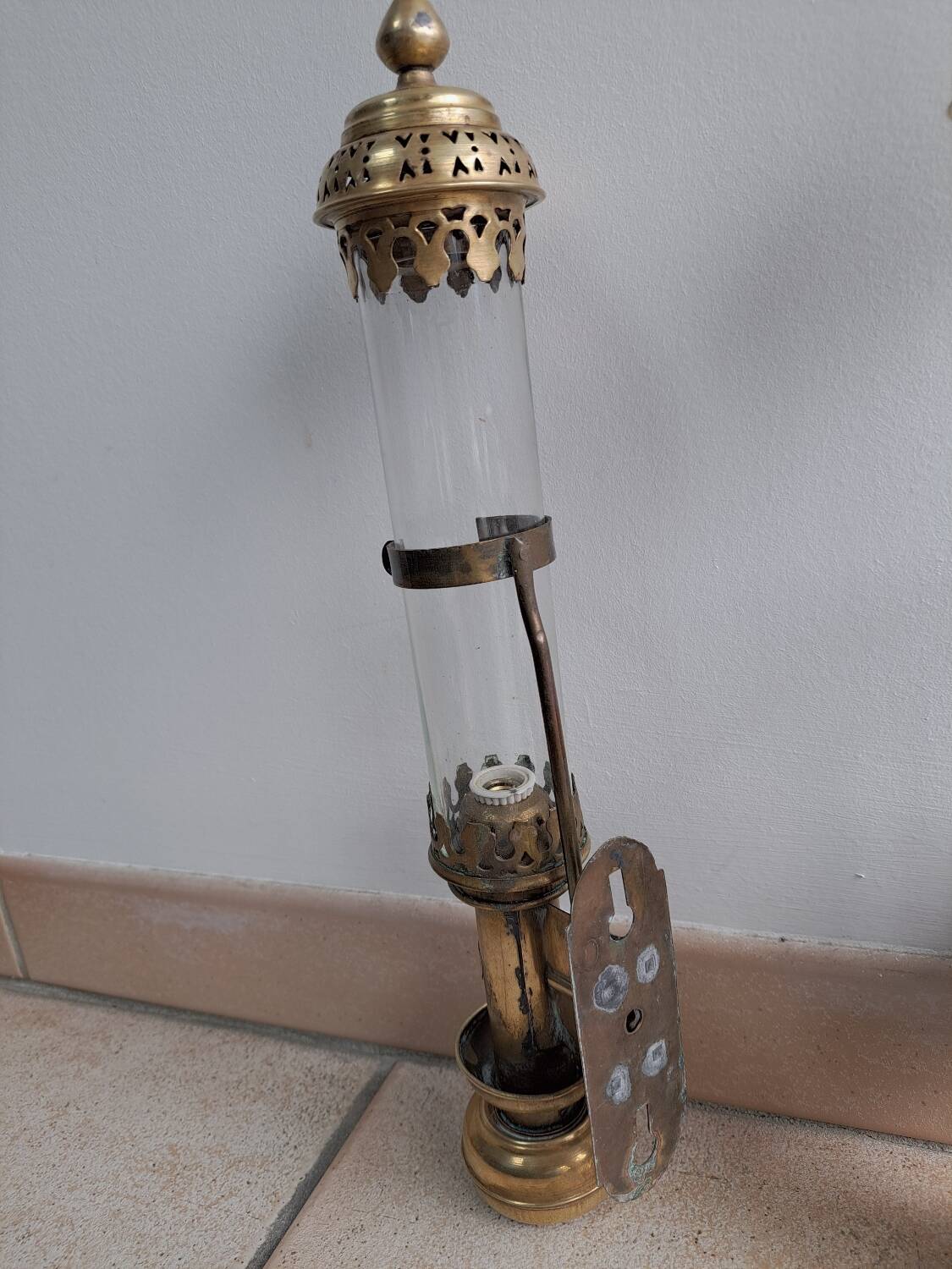 2 brass wall lights