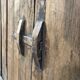 Ancienne porte en bois avec son encadrement