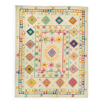 Tapis kilim suzani blanc à motifs brodés multicolores